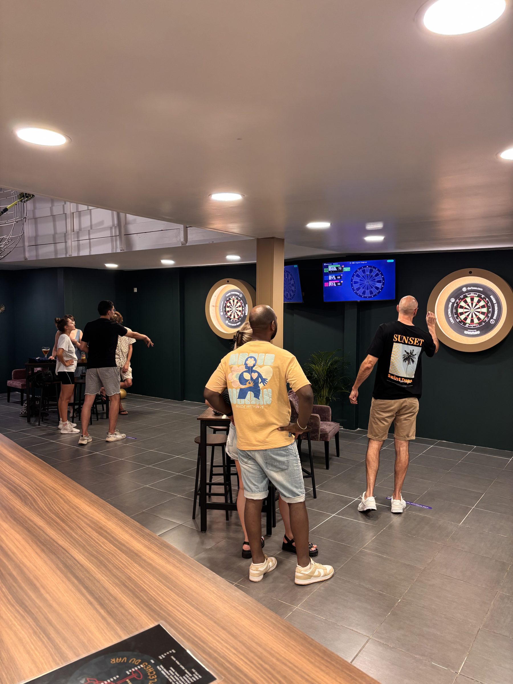 Soirée fléchettes aux Flèches du Var, joueurs sur les pistes